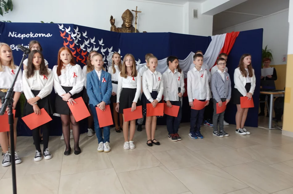 „Niepodległa – niepokorna była jest będzie"-obchody Święta Niepodległości w SP Męcina - zdjęcie 3