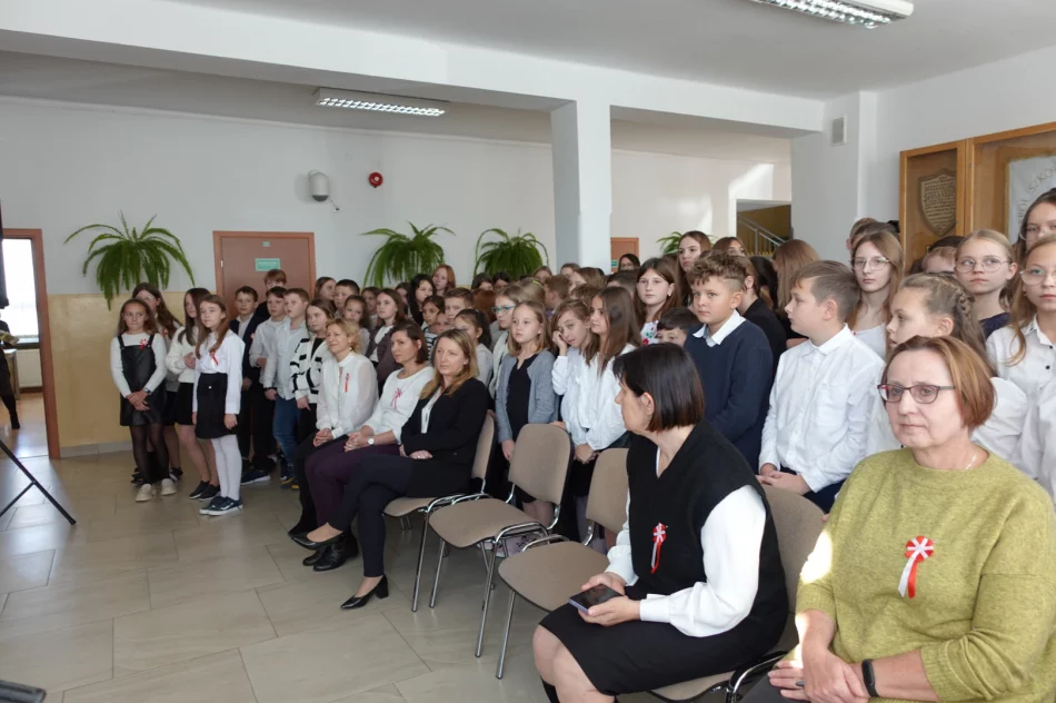 „Niepodległa – niepokorna była jest będzie"-obchody Święta Niepodległości w SP Męcina - zdjęcie 5