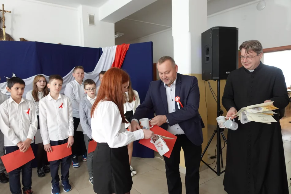 „Niepodległa – niepokorna była jest będzie"-obchody Święta Niepodległości w SP Męcina - zdjęcie 6