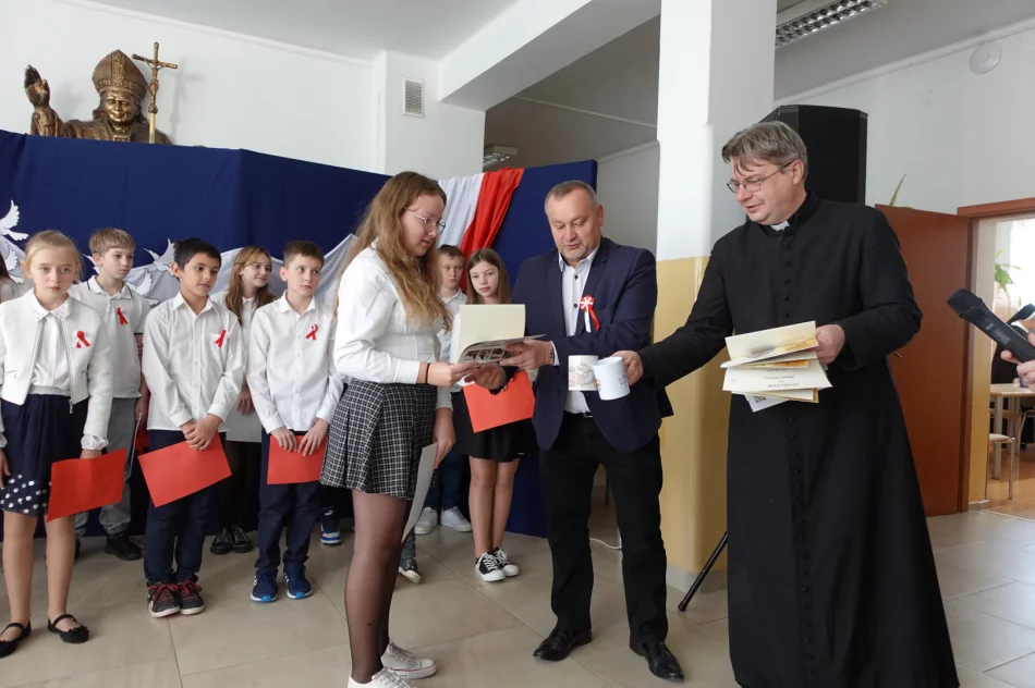 „Niepodległa – niepokorna była jest będzie"-obchody Święta Niepodległości w SP Męcina - zdjęcie 7