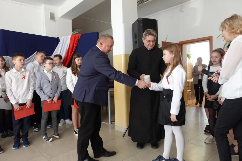 „Niepodległa – niepokorna była jest będzie"-obchody Święta Niepodległości w SP Męcina - zdjęcie 8