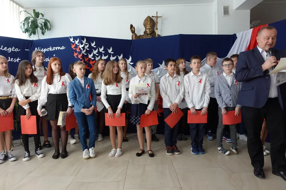 „Niepodległa – niepokorna była jest będzie"-obchody Święta Niepodległości w SP Męcina - zdjęcie 9