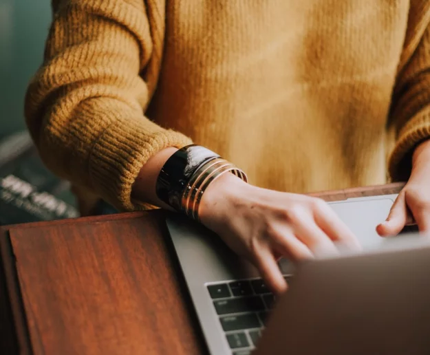 Kolejny miesiąc z rzędu spadła liczba internetowych ofert pracy - zdjęcie główne