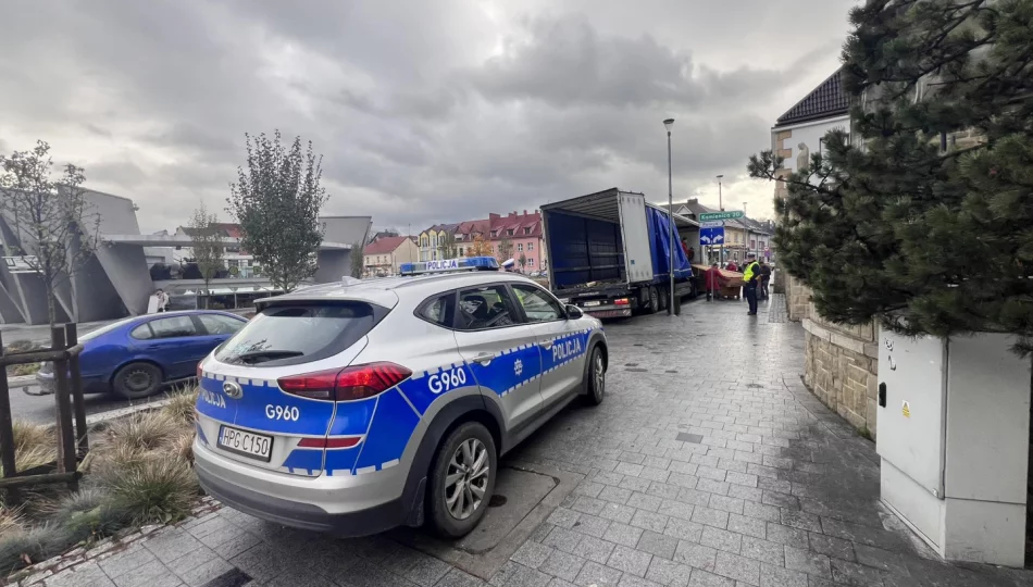 Policja kieruje ruchem pieszych na... chodniku - zdjęcie 1