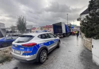 Policja kieruje ruchem pieszych na... chodniku - zdjęcie główne