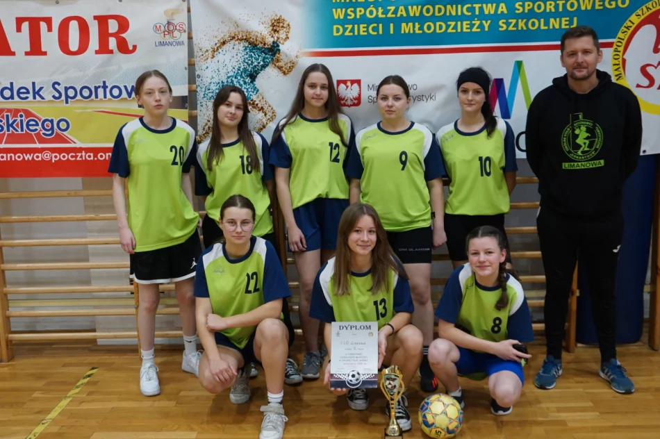 Dziewczyny z „Ekonoma” z piłkarskim mistrzostwem - zdjęcie 5