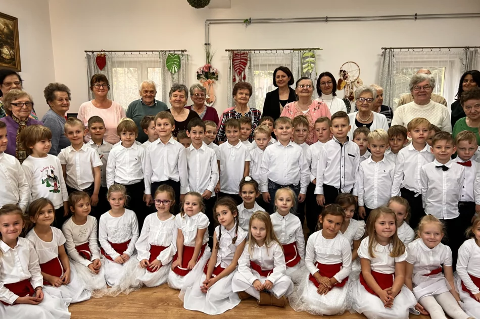 Przedszkolaki z Miejskiego Przedszkola nr 1 z wizytą u Seniorów - zdjęcie 2