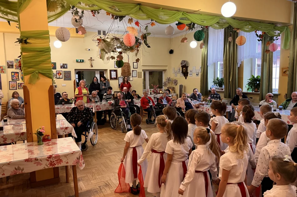 Przedszkolaki z Miejskiego Przedszkola nr 1 z wizytą u Seniorów - zdjęcie 3