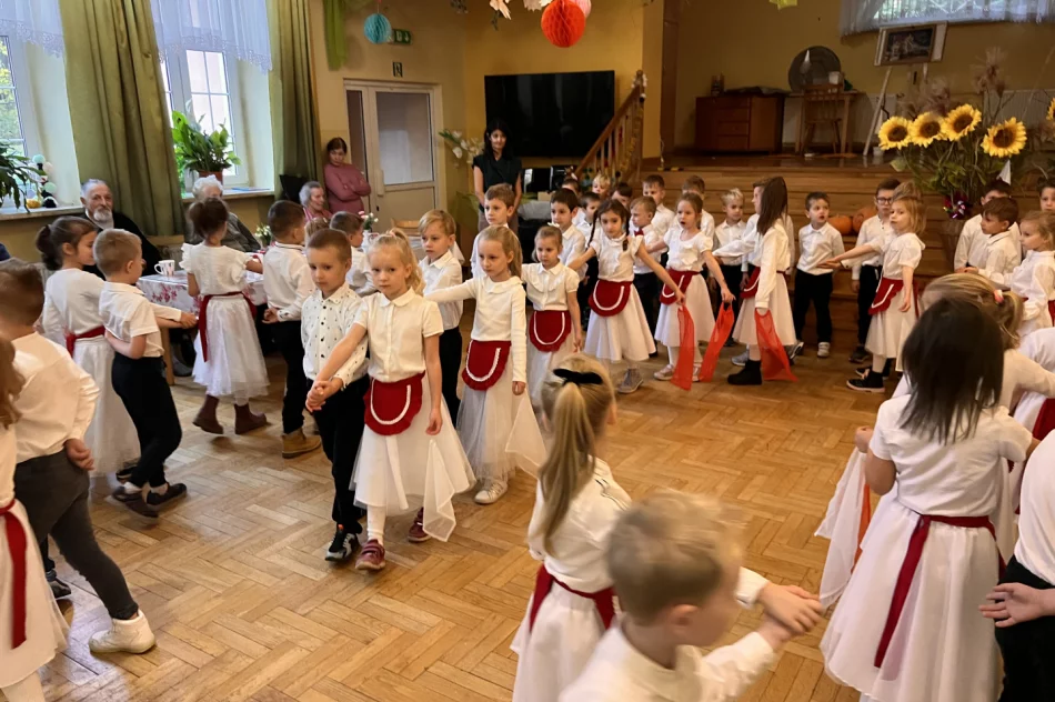 Przedszkolaki z Miejskiego Przedszkola nr 1 z wizytą u Seniorów - zdjęcie 7