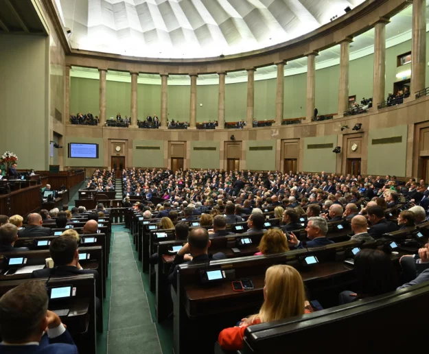 Gdyby wybory były w najbliższą niedzielę - KO z poparciem 32,45 proc., PiS - 24,97 proc. - zdjęcie główne