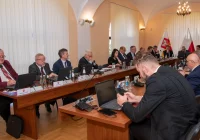Napięcia w ośrodku i dyskusja o uchodźcach na sesji - zdjęcie główne