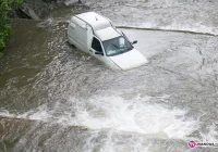 Samochód wpadł do rzeki. 24-latek w szpitalu - zdjęcie główne