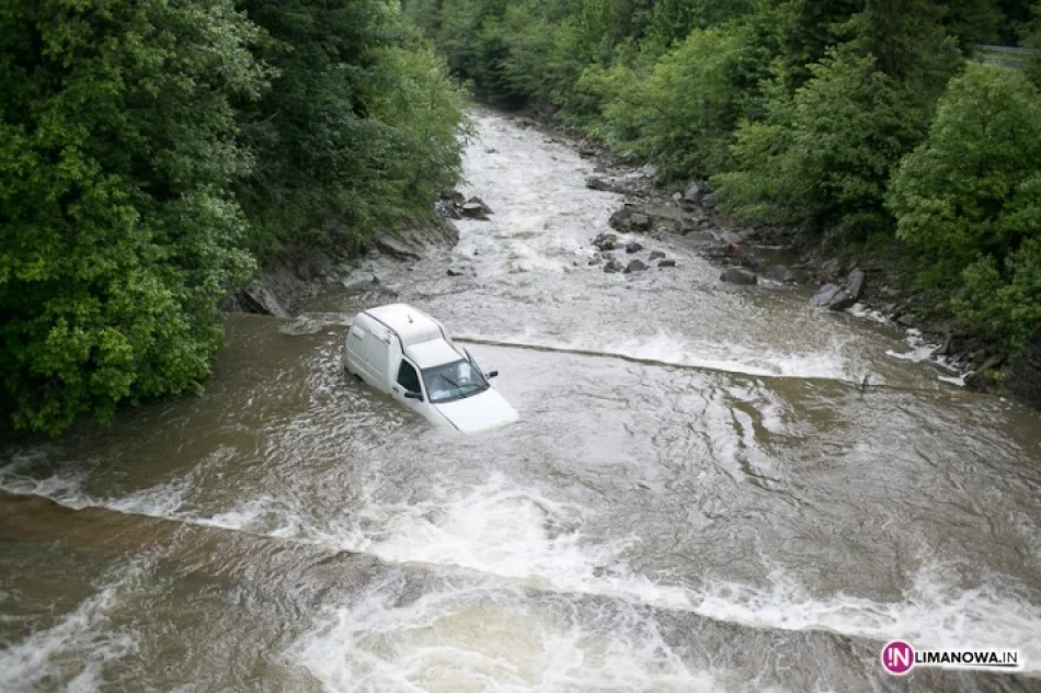 Samochód wpadł do rzeki. 24-latek w szpitalu - zdjęcie 2