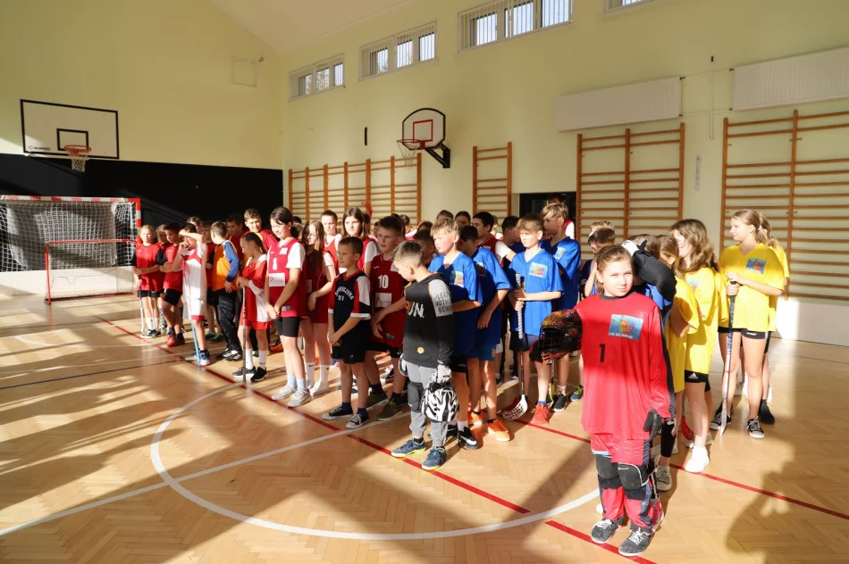 Dziewczęta i Chłopcy z SP nr 2 w Starej Wsi Mistrzami w Gminnych Igrzysk Dzieci-Unihokej - zdjęcie 4