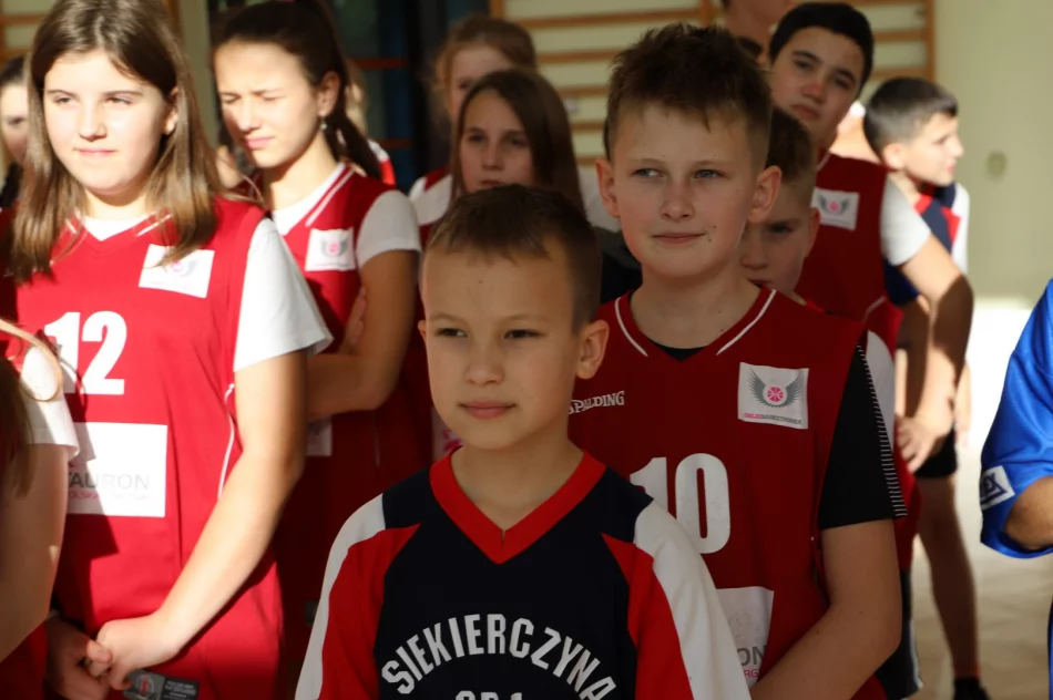 Dziewczęta i Chłopcy z SP nr 2 w Starej Wsi Mistrzami w Gminnych Igrzysk Dzieci-Unihokej - zdjęcie 8