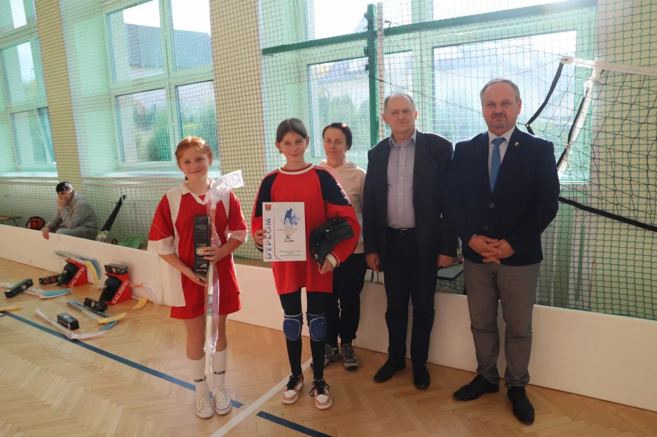 Dziewczęta i Chłopcy z SP nr 2 w Starej Wsi Mistrzami w Gminnych Igrzysk Dzieci-Unihokej - zdjęcie 15