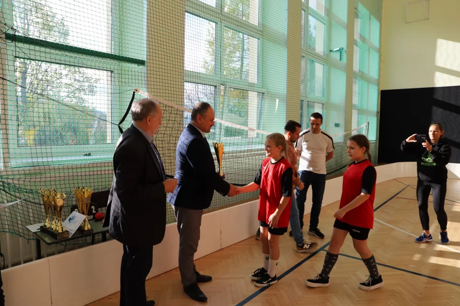 Dziewczęta i Chłopcy z SP nr 2 w Starej Wsi Mistrzami w Gminnych Igrzysk Dzieci-Unihokej - zdjęcie 16