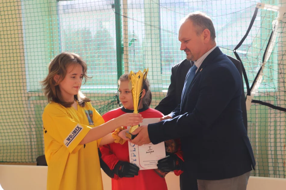 Dziewczęta i Chłopcy z SP nr 2 w Starej Wsi Mistrzami w Gminnych Igrzysk Dzieci-Unihokej - zdjęcie 20