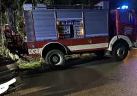 Po zderzeniu jedno z aut wjechało do potoku - zdjęcie główne