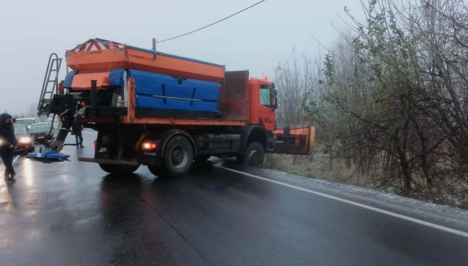 Część dróg zablokowana - lodowisko. Problemy nawet piaskarki - zdjęcie 1