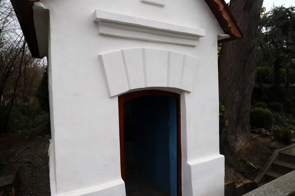 Odnowiono przydrożną kapliczkę w Kłodnem - zdjęcie 2