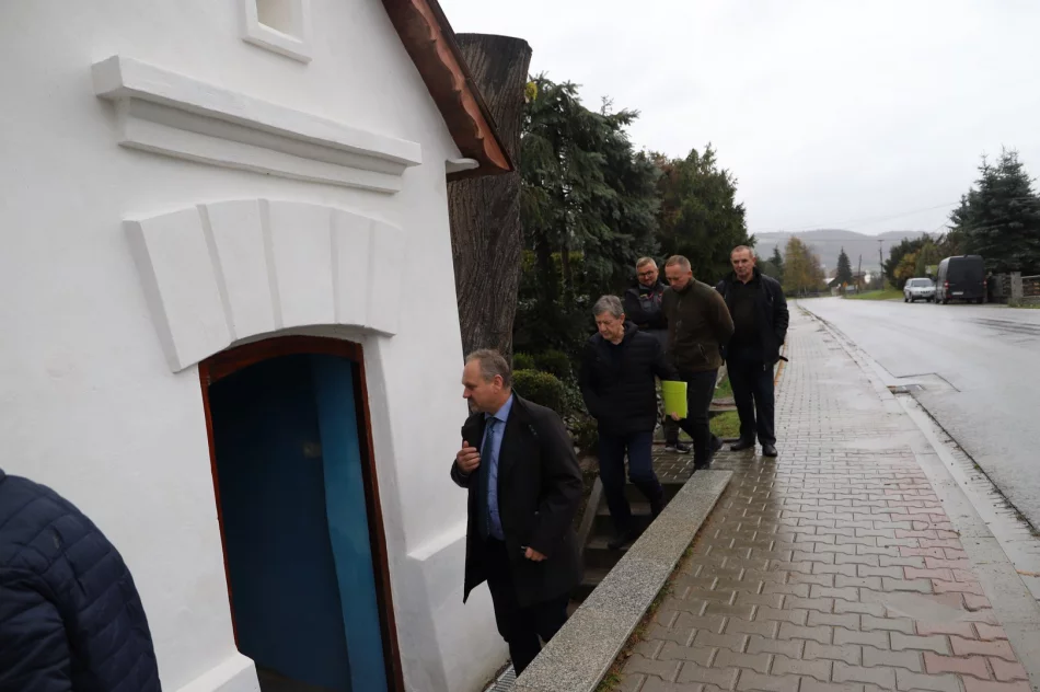 Odnowiono przydrożną kapliczkę w Kłodnem - zdjęcie 6