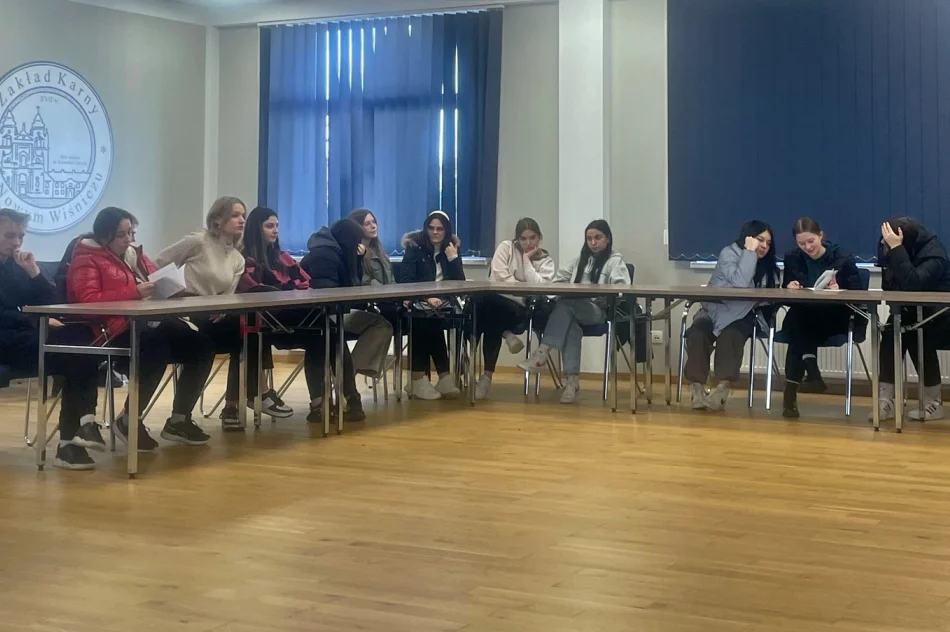 Uczniowie w zakładzie karnym - rozmawiali z osadzonym - zdjęcie 2