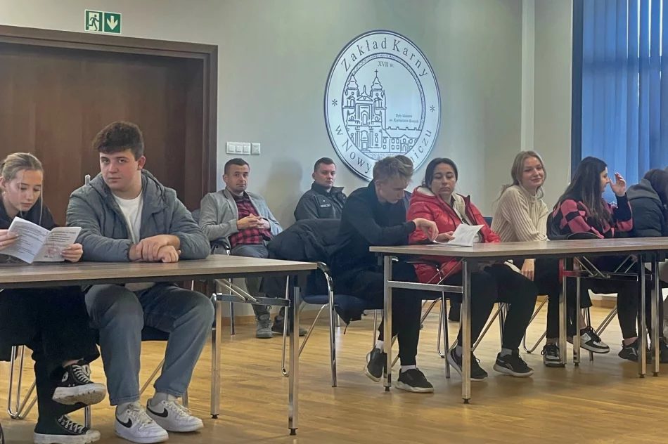Uczniowie w zakładzie karnym - rozmawiali z osadzonym - zdjęcie 3