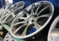 Kradną koła - samochody na cegłach - zdjęcie główne