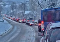 Trudne warunki na drogach w regionie, tworzą się korki - zdjęcie główne