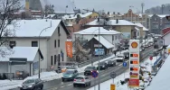 Trudne warunki na drogach w regionie, tworzą się korki - zdjęcie 2