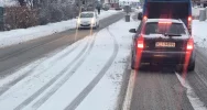 Trudne warunki na drogach w regionie, tworzą się korki - zdjęcie 3