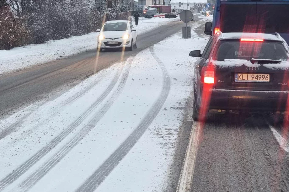 Trudne warunki na drogach w regionie, tworzą się korki - zdjęcie 3