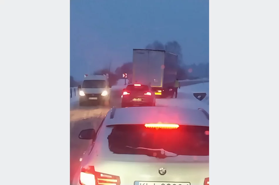 Trudne warunki na drogach w regionie, tworzą się korki - zdjęcie 4