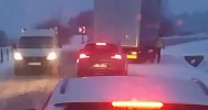 Trudne warunki na drogach w regionie, tworzą się korki - zdjęcie 4