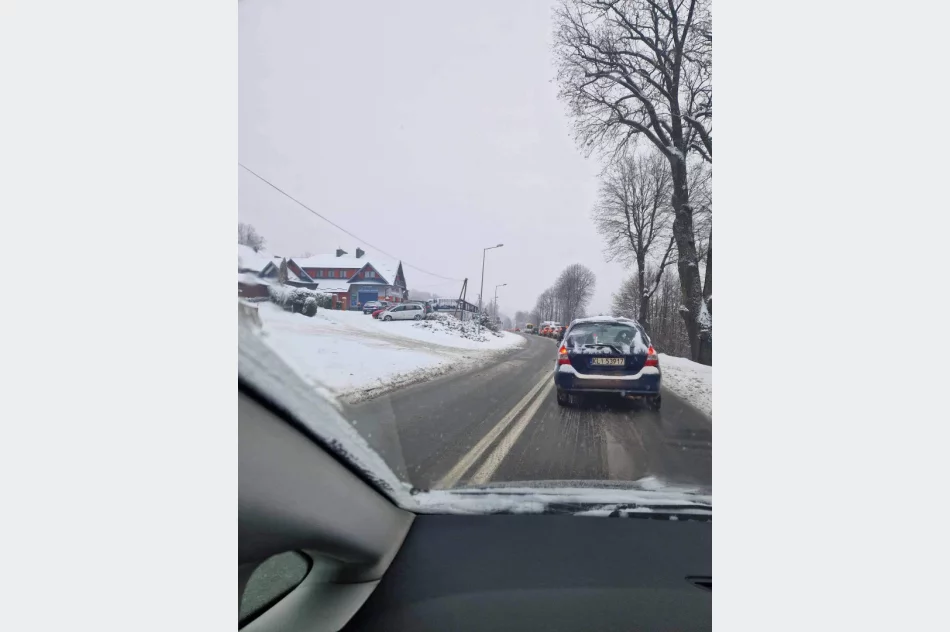 Trudne warunki na drogach w regionie, tworzą się korki - zdjęcie 5