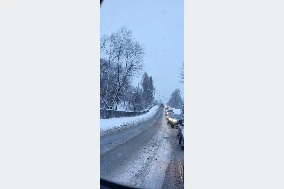Trudne warunki na drogach w regionie, tworzą się korki - zdjęcie 6