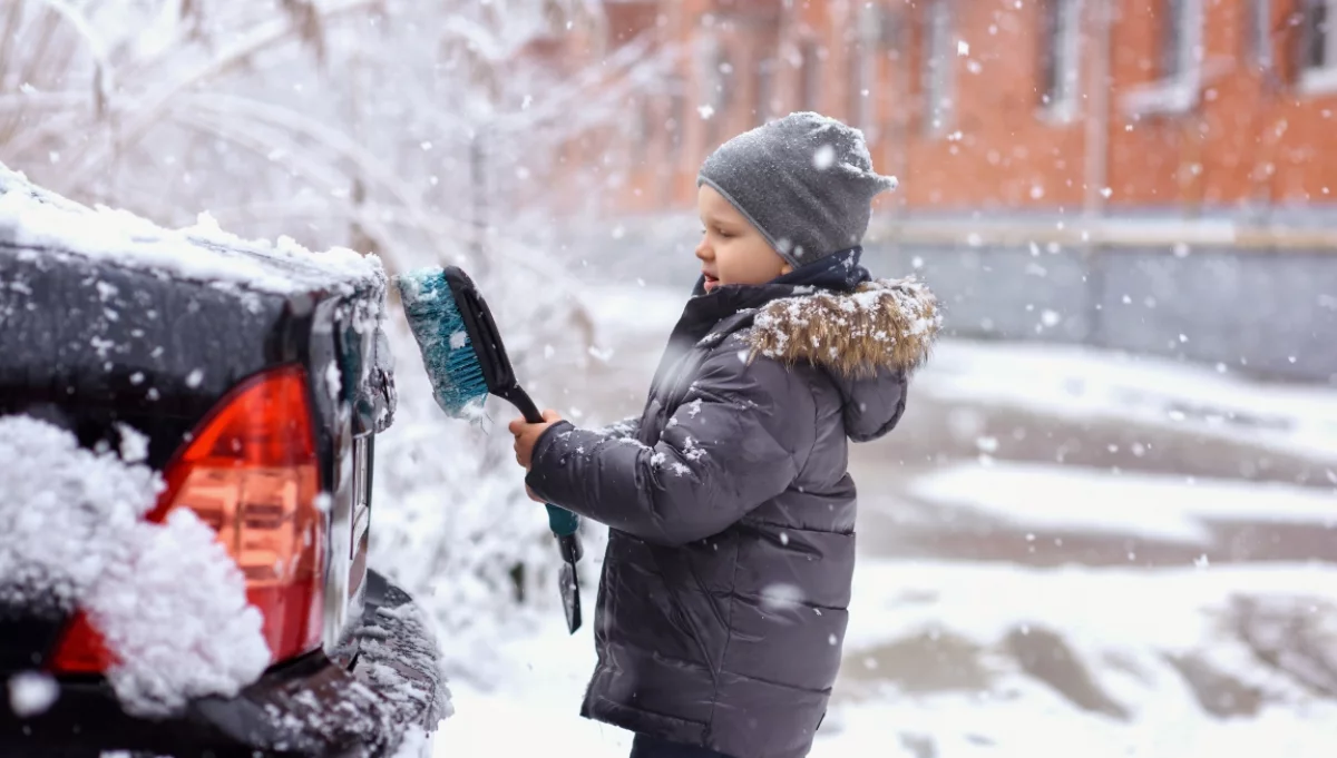 Zimowa podróż z maluchem - jak bezpiecznie przewozić dziecko w samochodzie? Uważaj na kurtki i kombinezony!