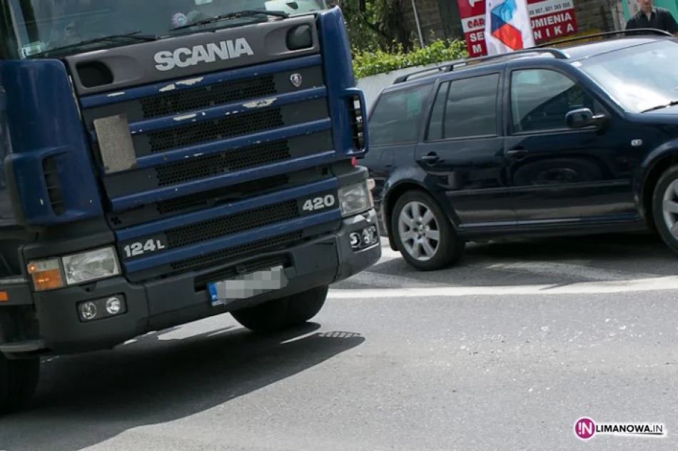 Kolizja ciężarówki z osobówką - zdjęcie 2