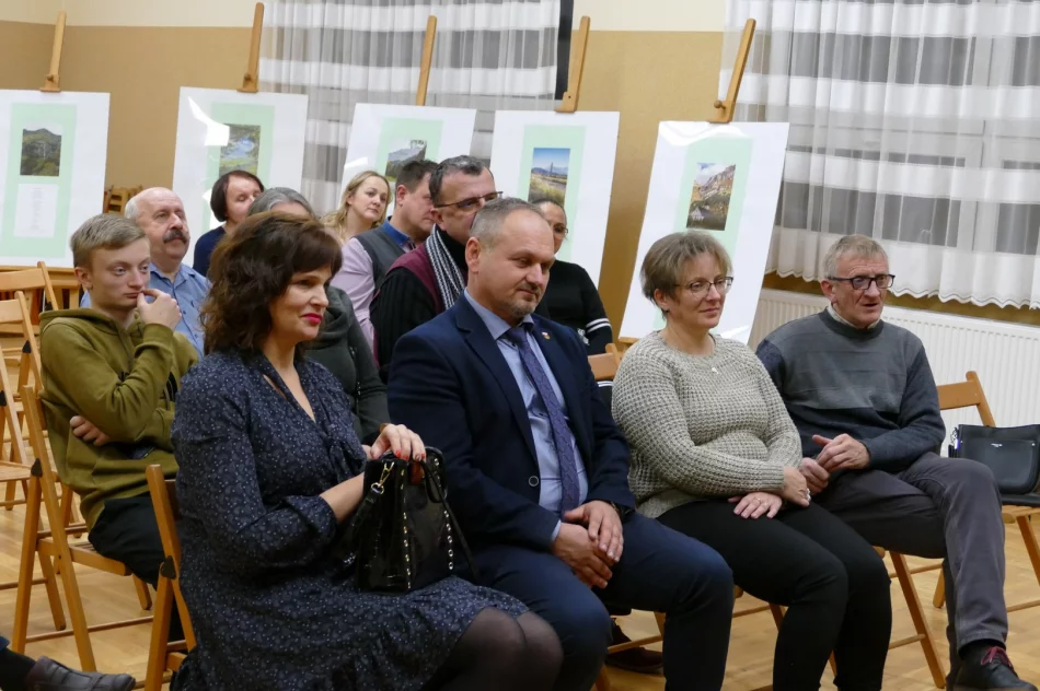 Spotkanie autorskie z Mariolą Lorek w Gminnej Bibliotece Publicznej w Starej Wsi. - zdjęcie 2