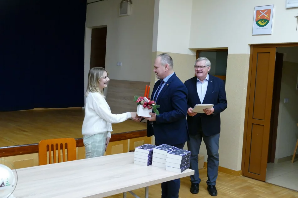 Spotkanie autorskie z Mariolą Lorek w Gminnej Bibliotece Publicznej w Starej Wsi. - zdjęcie 3