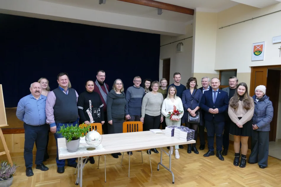 Spotkanie autorskie z Mariolą Lorek w Gminnej Bibliotece Publicznej w Starej Wsi. - zdjęcie 4