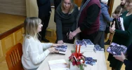 Spotkanie autorskie z Mariolą Lorek w Gminnej Bibliotece Publicznej w Starej Wsi. - zdjęcie 5