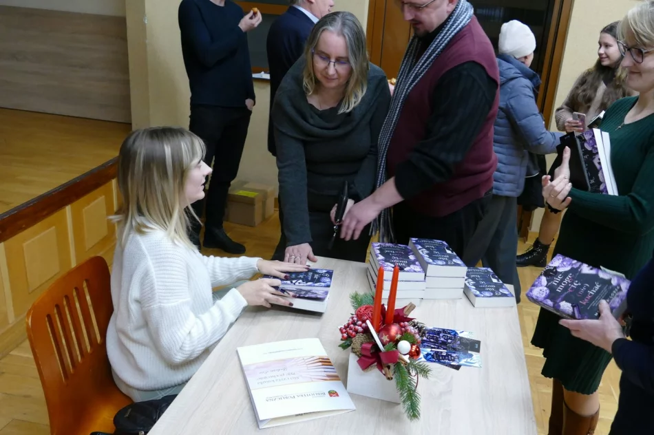 Spotkanie autorskie z Mariolą Lorek w Gminnej Bibliotece Publicznej w Starej Wsi. - zdjęcie 5