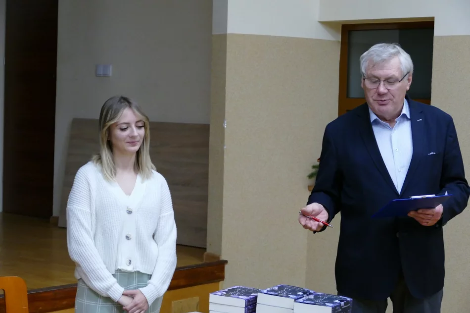 Spotkanie autorskie z Mariolą Lorek w Gminnej Bibliotece Publicznej w Starej Wsi. - zdjęcie 6