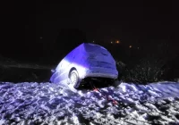 Samochód osobowy zawisł na skarpie - zdjęcie główne