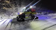 Samochód osobowy zawisł na skarpie - zdjęcie 2