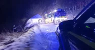 Samochód osobowy zawisł na skarpie - zdjęcie 3
