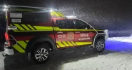 Samochód osobowy zawisł na skarpie - zdjęcie 4
