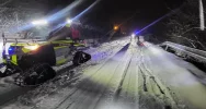 Samochód osobowy zawisł na skarpie - zdjęcie 5